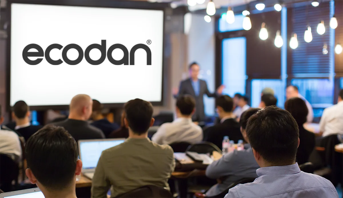 Wykład i szkolenie na temat Ecodan, ludzie słuchający wykładu.